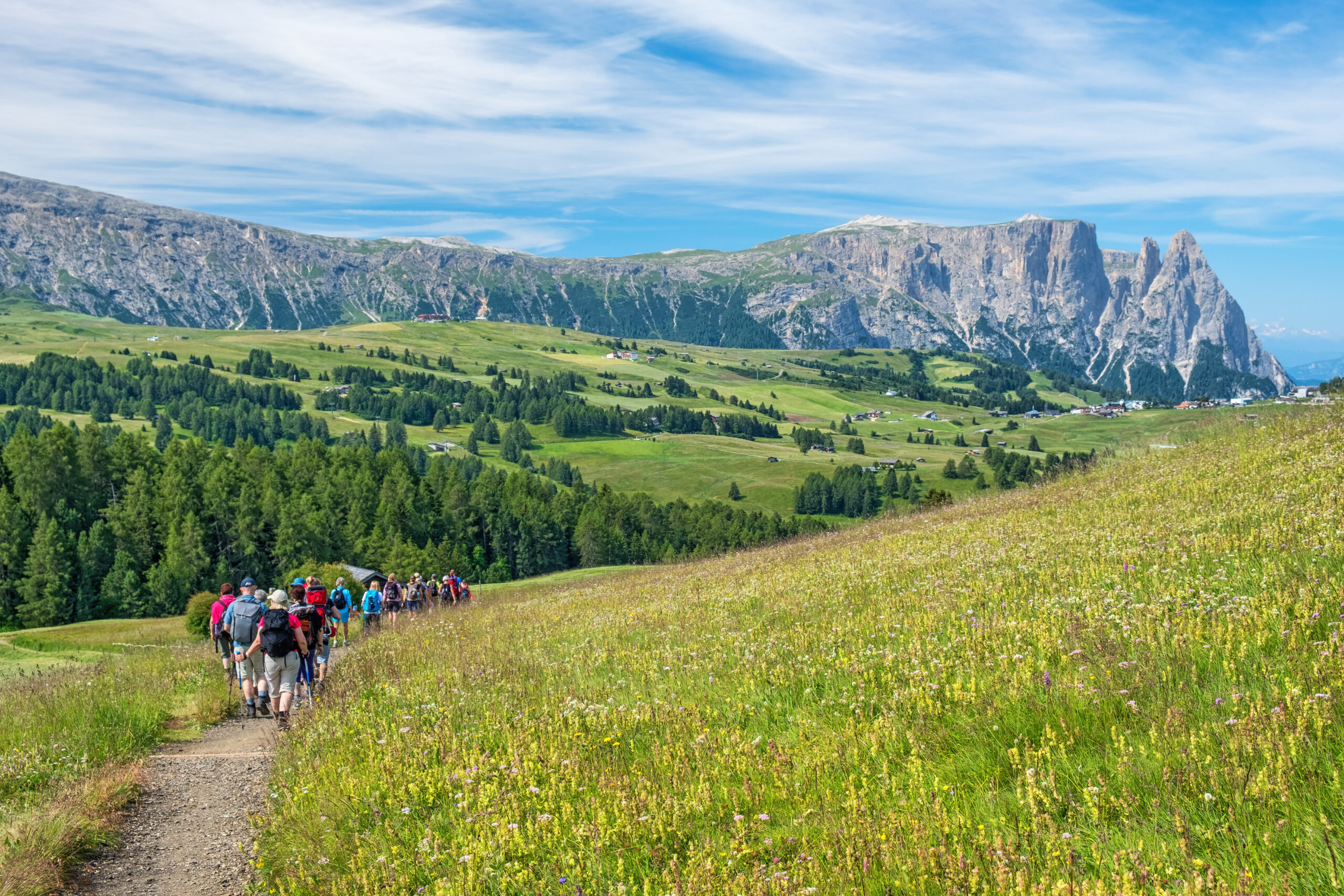 Randonné en montagne organisé par LSCA lors d'un séjour de vacances adapté pour des adultes en situation de handicap mental