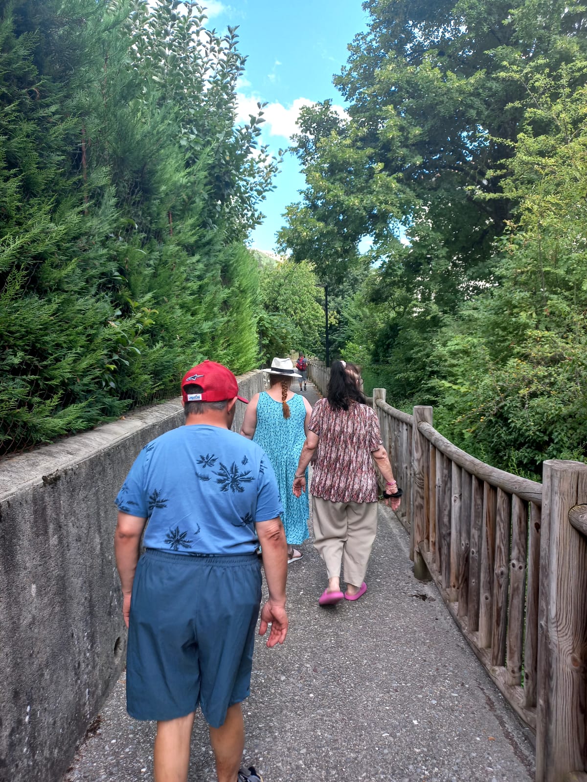 Activité en pleine nature avec un groupe d'adultes en situation de handicap, ors d'un séjour adapté organisé par LSCA