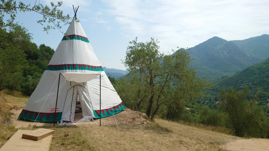 Tipis des hébergements LSCA à Sospel (06). Tipi en pleine nature au coeur de la montagne