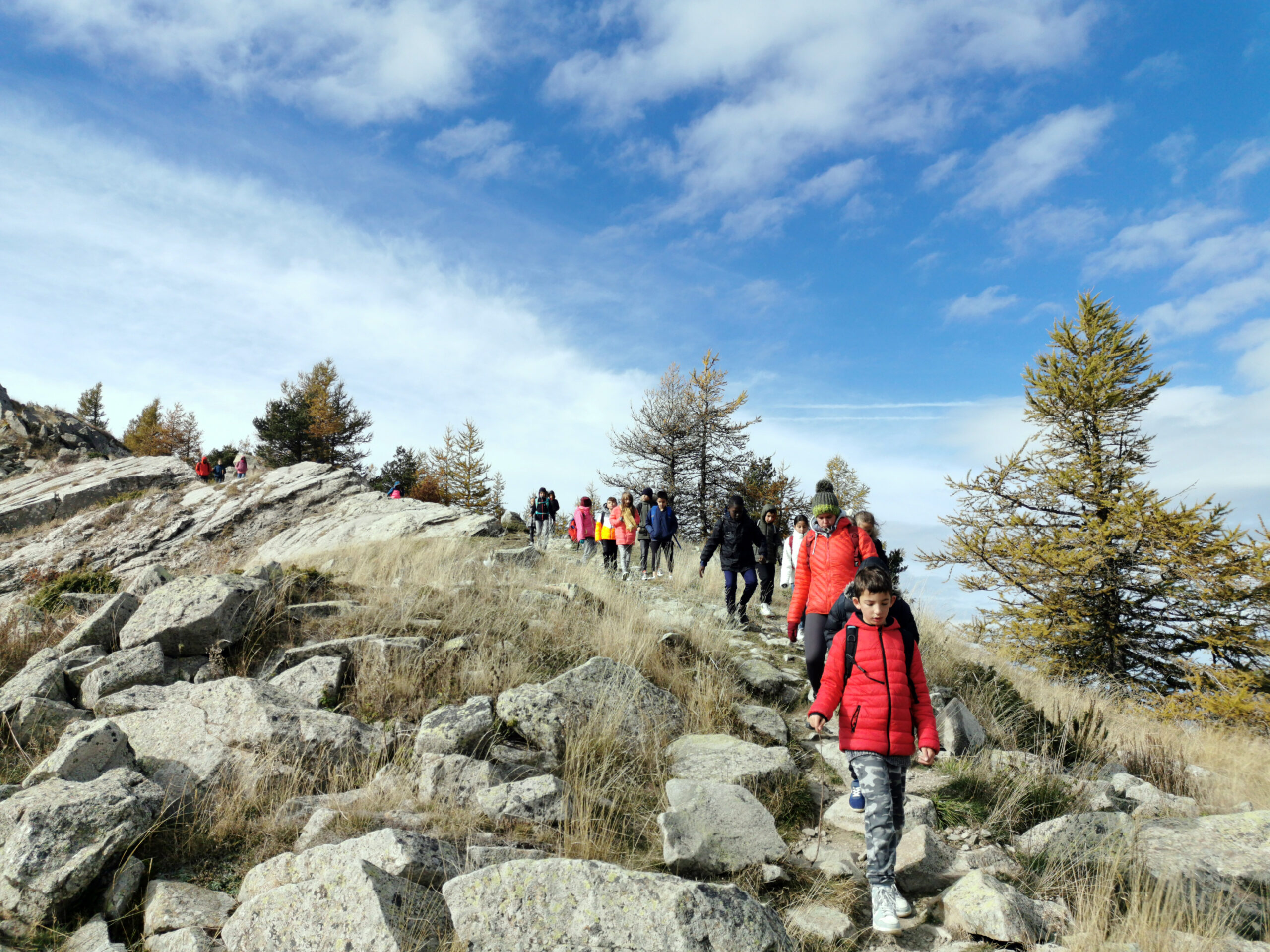Randonnée en montagne lors des colonies de vacances pour enfants organisées par l'association LSCA