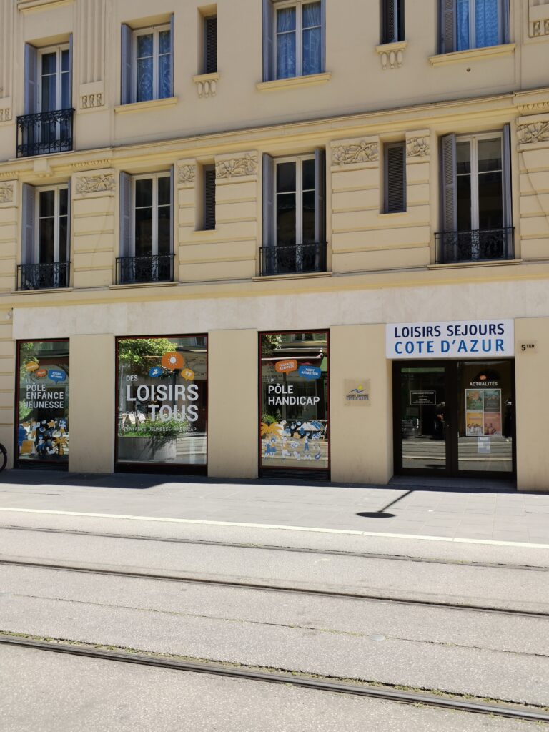 Façade de l'association Loisirs Séjours Côte d'Azur, située avenue de la République à Nice (06)
