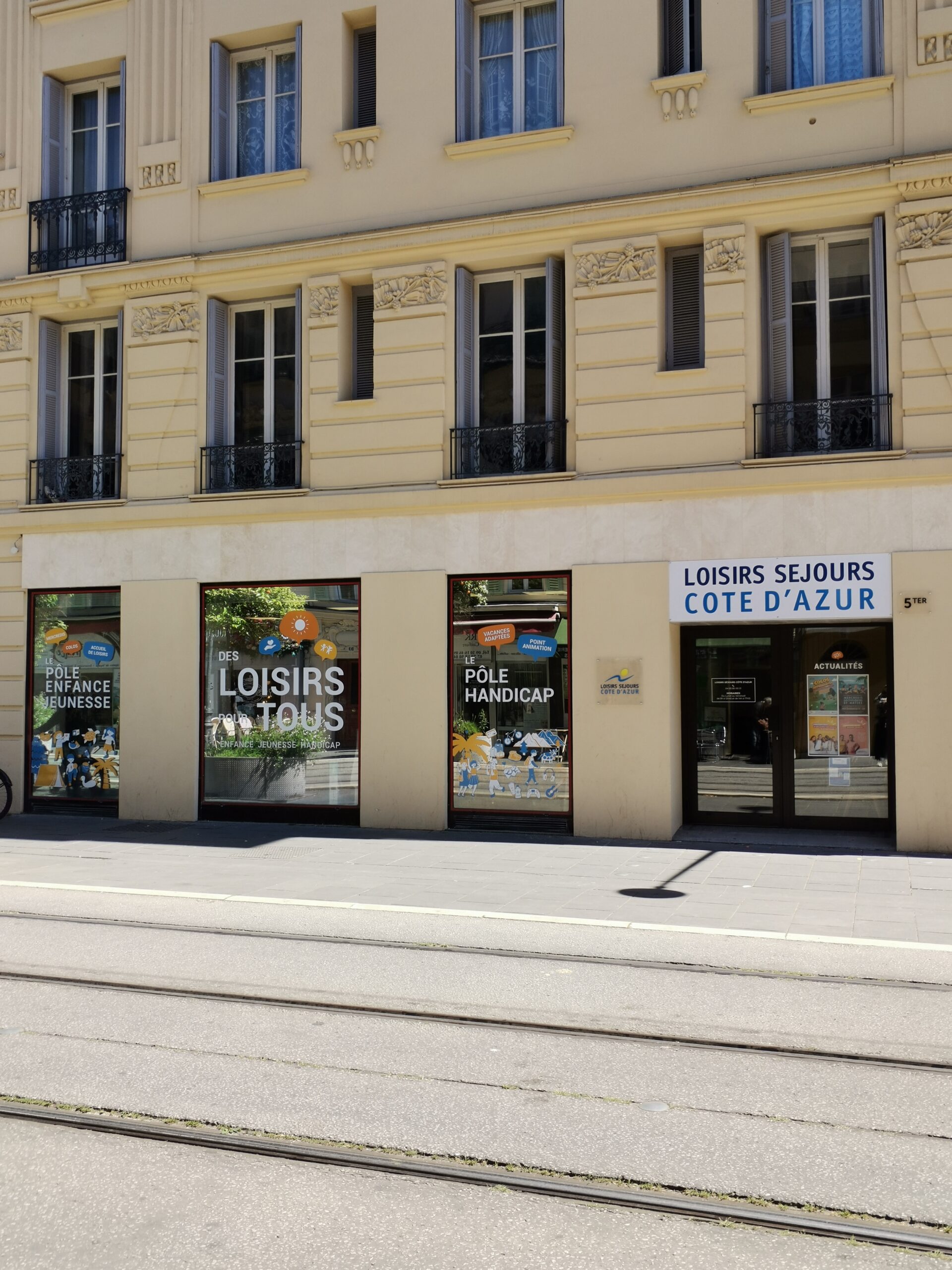 Façade de l'association Loisirs Séjours Côte d'Azur, située avenue de la République à Nice (06)