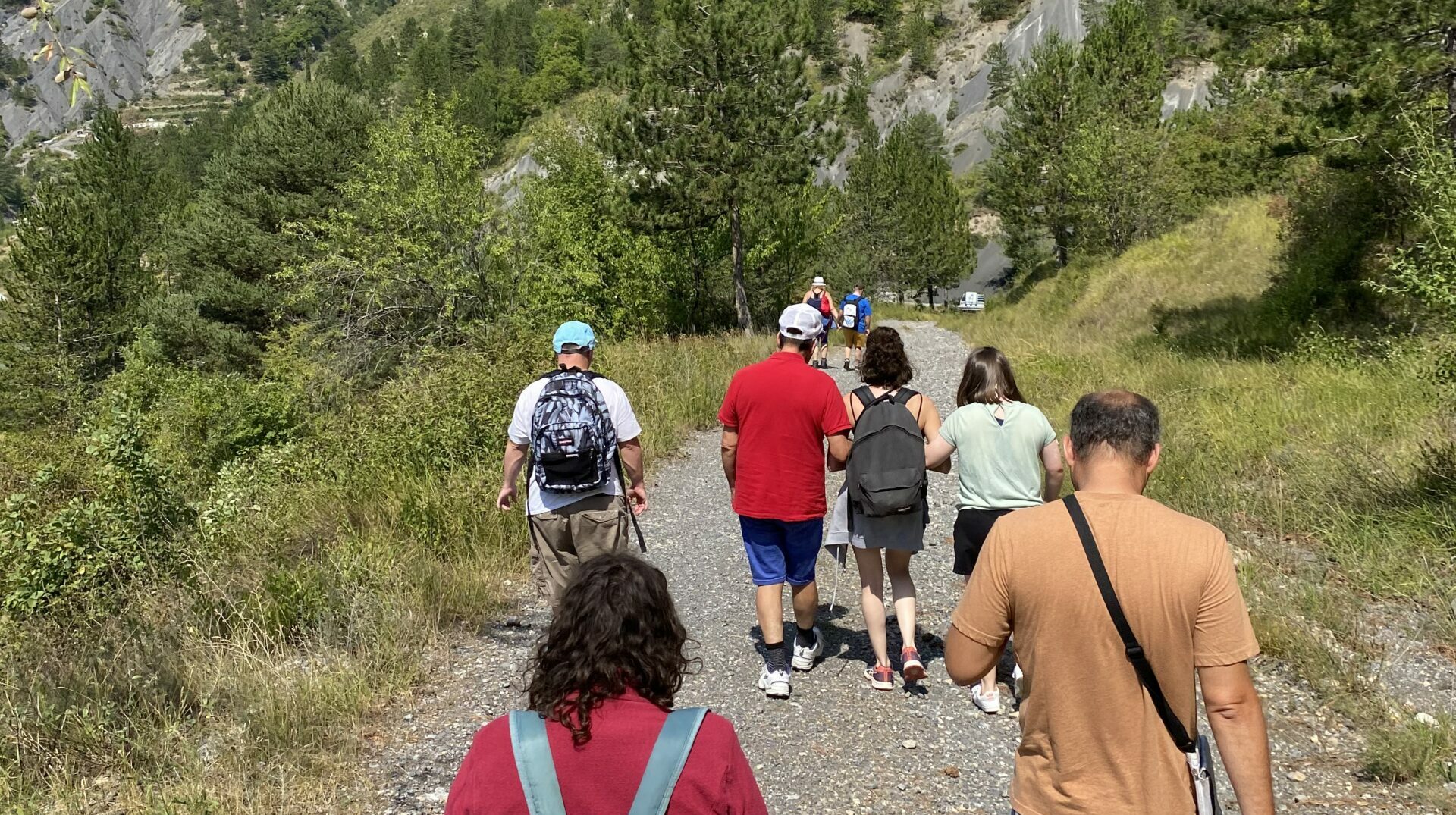 Randonnée de groupe lors d'un séjour adapté organisé par LSCA