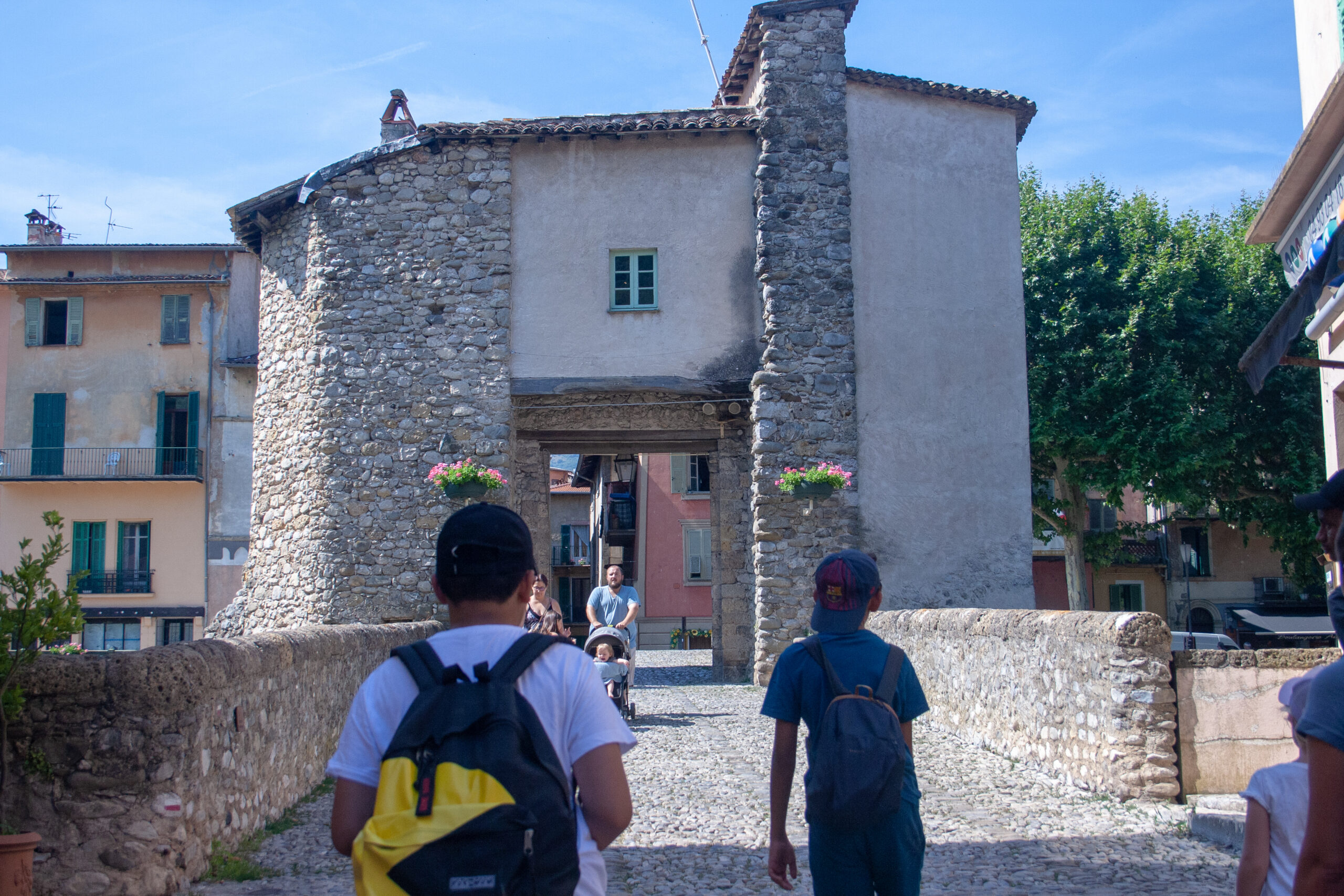 Les enfants visitent le village de Sospel lors des colonies de vacances organisées par LSCA