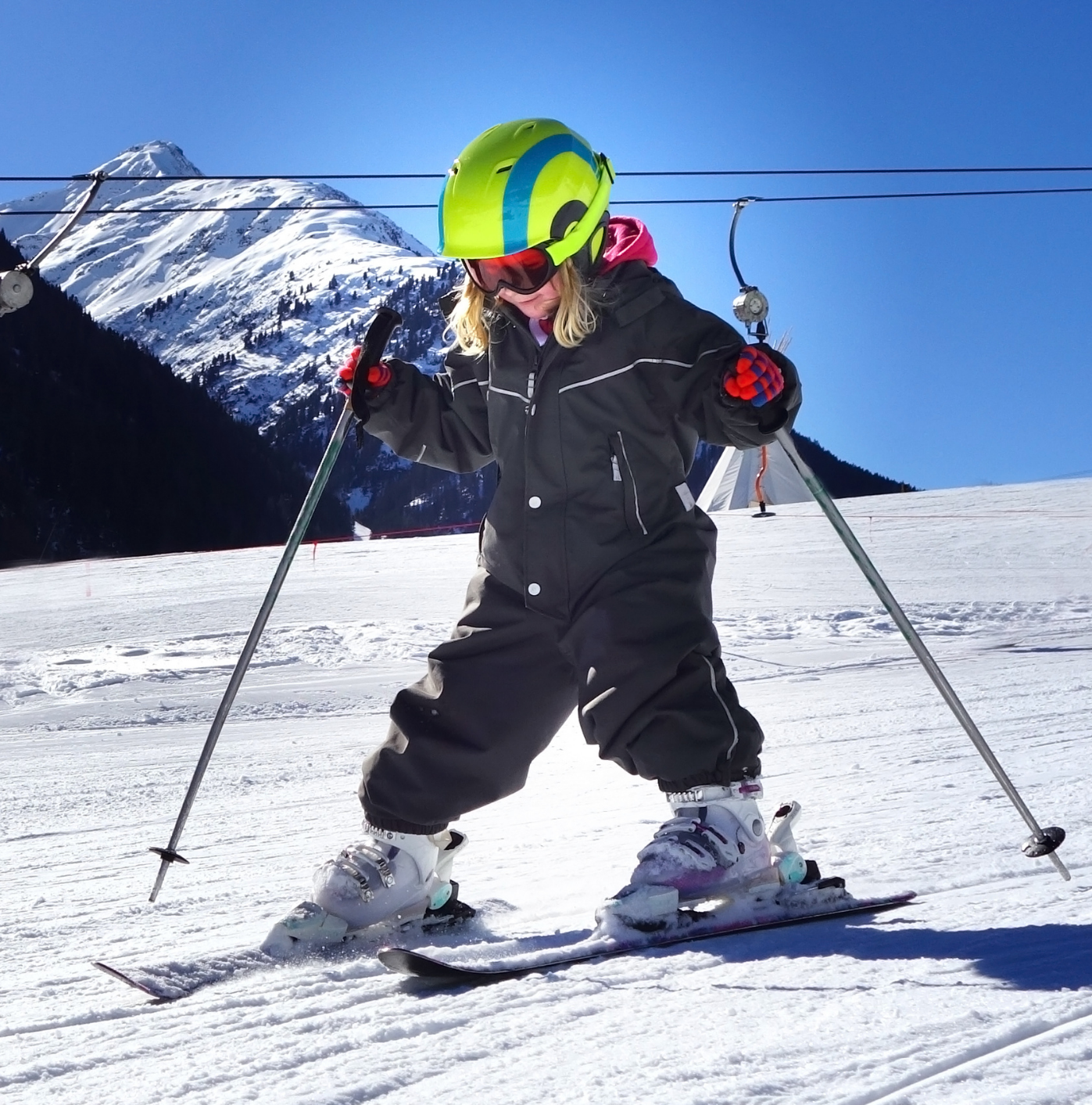 Les enfants apprennent à skier lors des mercredis ski organisés par LSCA