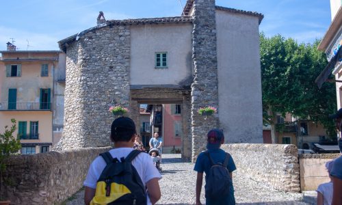 Les enfants visitent le village de Sospel lors des colonies de vacances organisées par LSCA